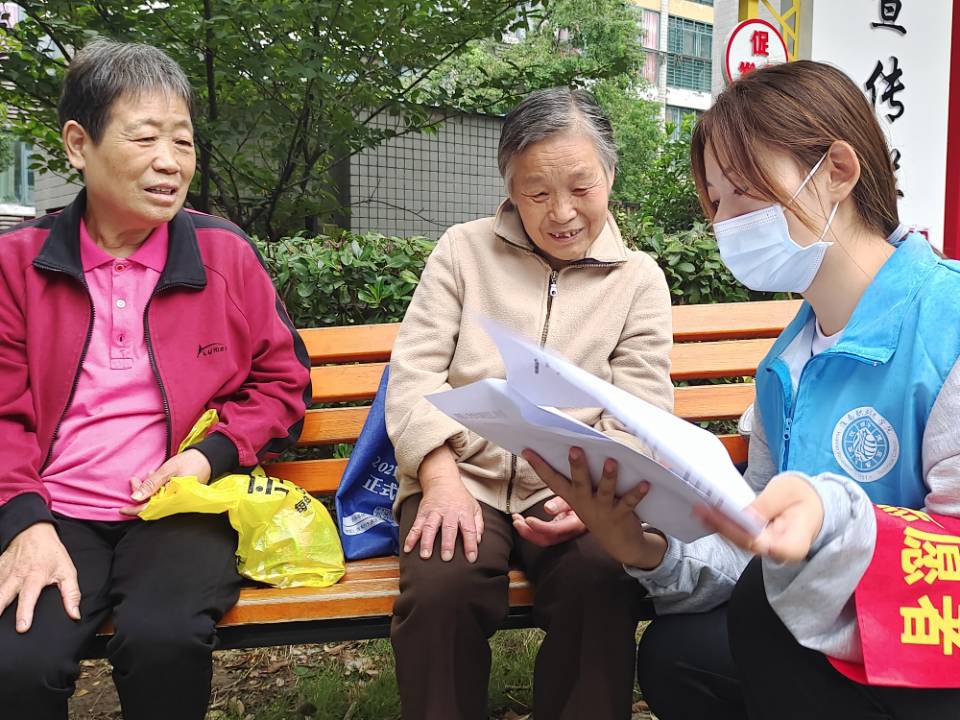 志愿者走进社区
