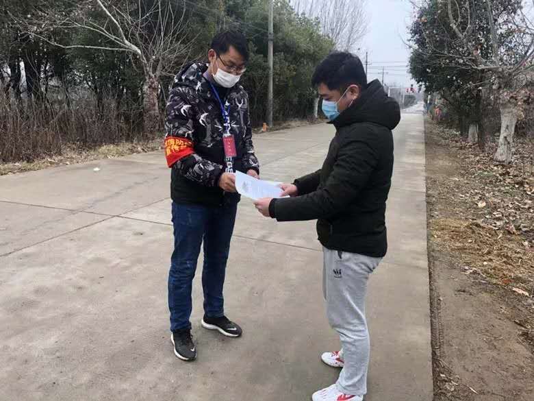 2018级经管系沈炜向村民宣传疫情防控知识