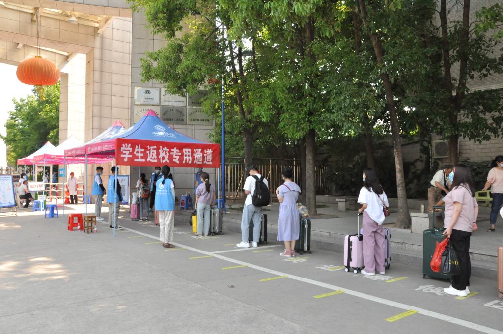 志愿者在校大门口学生返校专用通道维持秩序