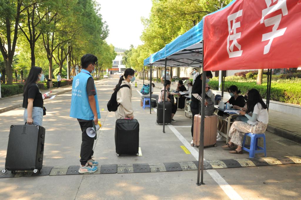 志愿者在院系报道处维持秩序