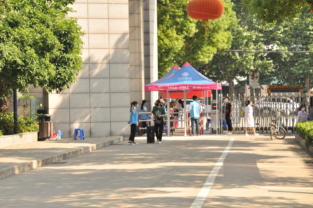 志愿者耐心引导学生进校报道