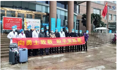 刘启玲(前排中间女士),医学院04级护理1班毕业生,就职于六安第二人民医院。