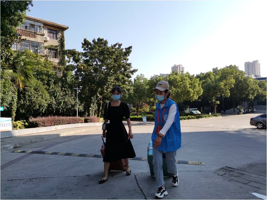 志愿者帮返校生托行李